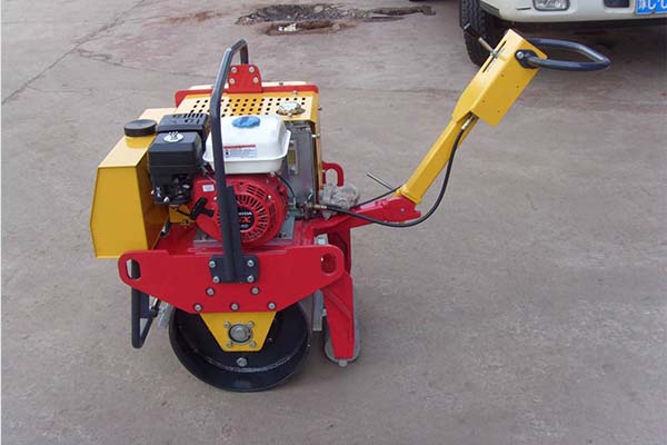 小型<a href='http://huazhufu.com' target='_blank'>壓路機(jī)</a> 小型<a href='http://huazhufu.com' target='_blank'>壓路機(jī)</a>