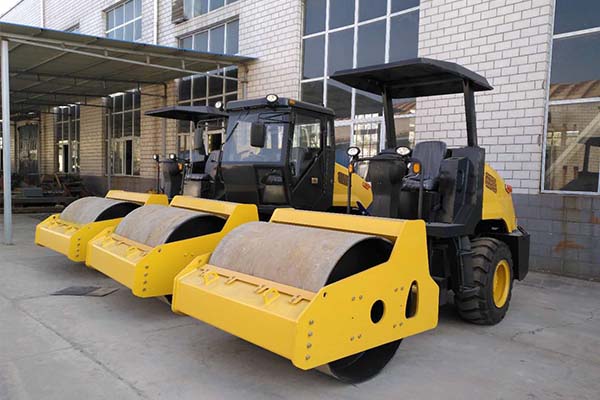 <a href='http://huazhufu.com' target='_blank'>壓路機(jī)</a>