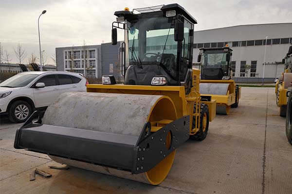 振動(dòng)<a href='http://huazhufu.com' target='_blank'>壓路機(jī)</a>